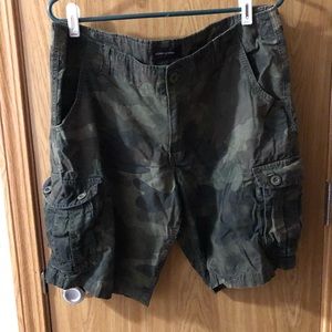 Adam Levine mens Shorts Size 36
Camo shorts